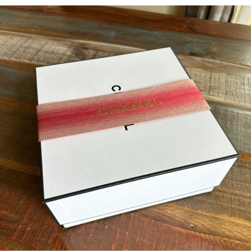 CHANNEL Box & Ribbon - Picture 8 of 9